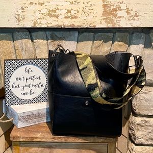 👜 NWT Black Jen & Co camo guitar strap purse.